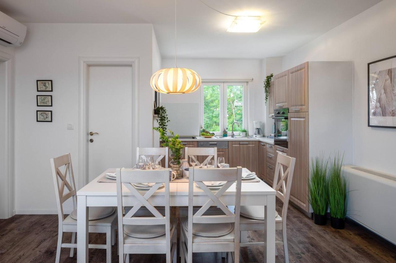 Apartments Valentina Bol Eksteriør bilde