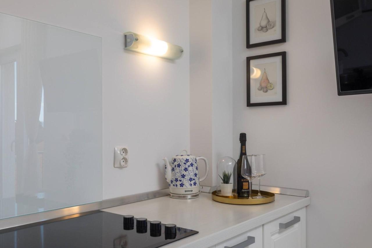 Apartments Valentina Bol Eksteriør bilde